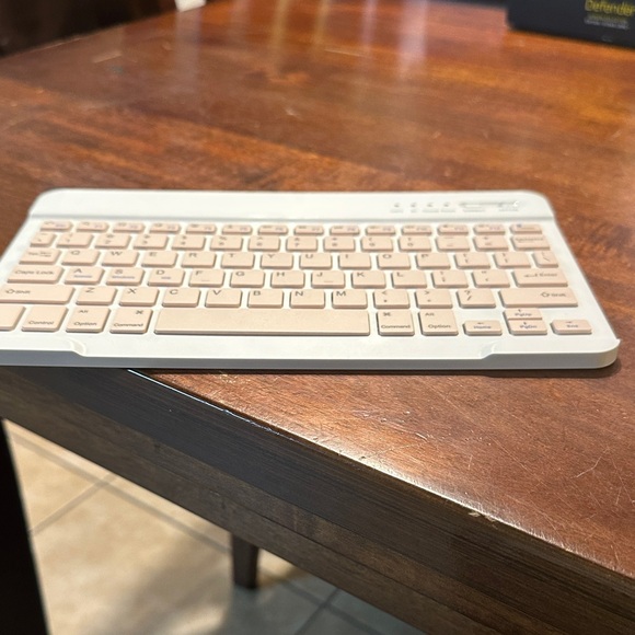 Wireless White and Pink Keyboard - Picture 7 of 8